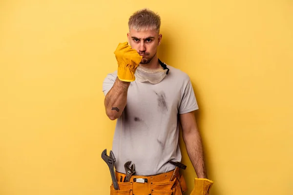 Young Electrician Caucasian Man Isolated Yellow Background Showing Fist Camera — Foto Stock