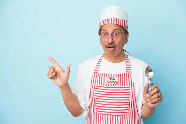 Senior Indian Ice Cream Man Holding Scoop Isolated Blue Background — Fotografia de Stock