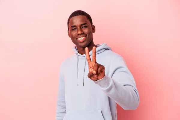 Giovane Uomo Afroamericano Isolato Sfondo Rosa Mostrando Segno Vittoria Sorridendo — Foto Stock