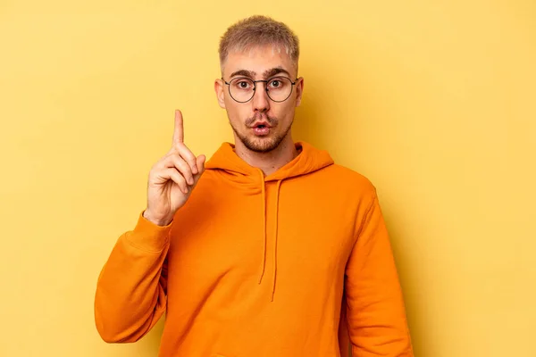 Jonge Blanke Man Geïsoleerd Gele Achtergrond Met Een Geweldig Idee — Stockfoto