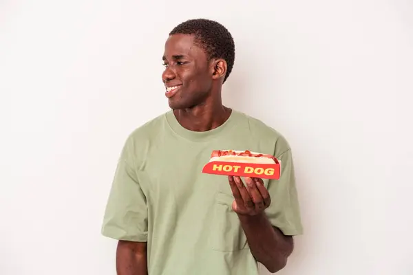 Jeune Afro Américain Manger Hot Dog Isolé Sur Fond Blanc — Photo