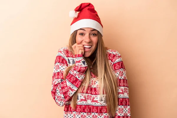 Jovem Russa Celebrando Natal Isolada Fundo Bege Mordendo Unhas Nervosa — Fotografia de Stock