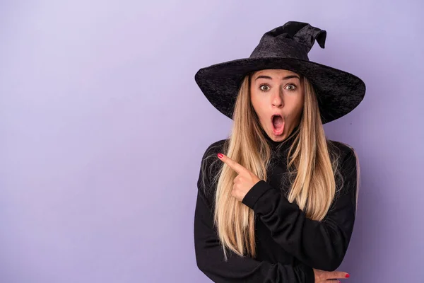 Joven Mujer Rusa Disfrazada Bruja Celebrando Halloween Aislada Sobre Fondo —  Fotos de Stock