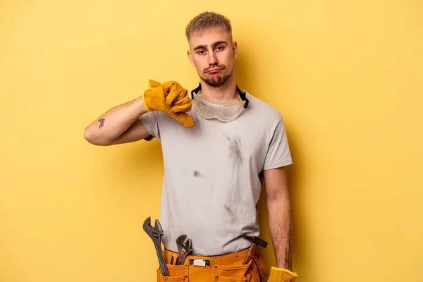 Young Electrician Caucasian Man Isolated Yellow Background Showing Dislike Gesture — 스톡 사진