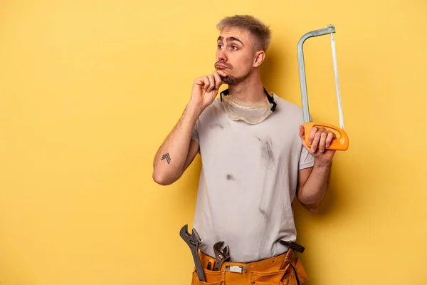 Jovem Eletricista Caucasiano Homem Isolado Fundo Amarelo Olhando Para Lados — Fotografia de Stock