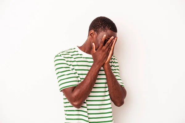 若いアフリカ系アメリカ人の男は カメラの白い背景の点滅に指を通して隔離され 恥ずかしがり屋のカバー顔 — ストック写真