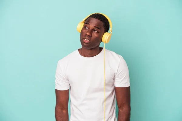 Young African American Man Listening Music Isolated Blue Background Dreaming — ストック写真