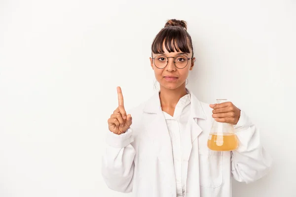 Junge Wissenschaftlerin Mit Gemischter Rasse Hält Reagenzglas Auf Weißem Hintergrund — Stockfoto