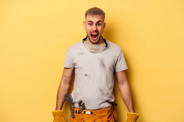 Jovem Eletricista Caucasiano Homem Isolado Fundo Amarelo Gritando Muito Irritado — Fotografia de Stock