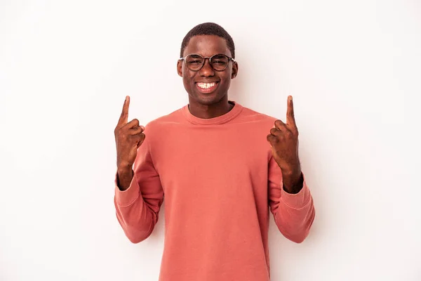 Joven Afroamericano Aislado Sobre Fondo Blanco Indica Con Ambos Dedos —  Fotos de Stock