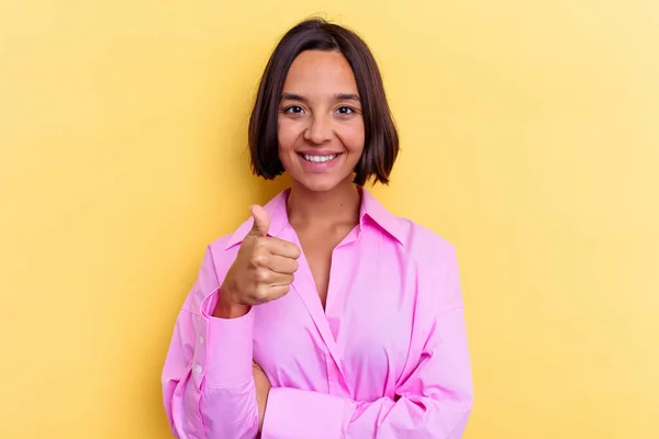 Jong Gemengd Ras Vrouw Geïsoleerd Gele Achtergrond Glimlachen Het Verhogen — Stockfoto