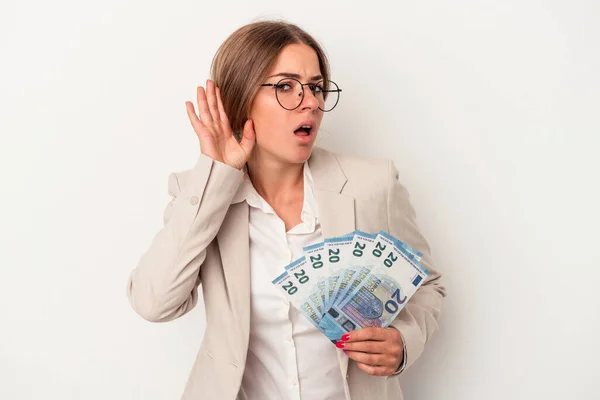 Jonge Russische Zakenvrouw Houdt Bankbiljetten Geïsoleerd Witte Achtergrond Proberen Een — Stockfoto