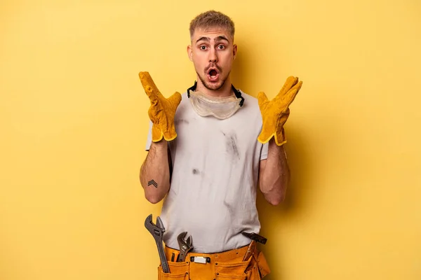 Jovem Eletricista Caucasiano Homem Isolado Fundo Amarelo Surpreso Chocado — Fotografia de Stock