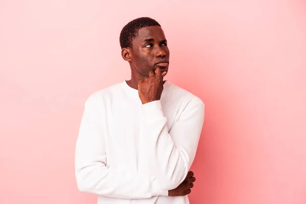 Young African American Man Isolated Pink Background Thinking Looking Being — Stock Photo, Image