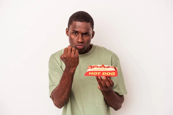 Giovane Uomo Afroamericano Mangiare Hot Dog Isolato Sfondo Bianco Mostrando — Foto Stock
