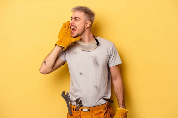 Young Electrician Caucasian Man Isolated Yellow Background Shouting Holding Palm — Foto Stock