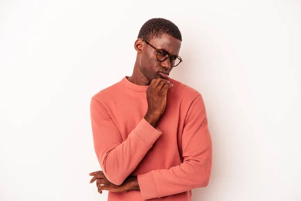 Young African American Man Isolated White Background Thinking Looking Being — Stock Photo, Image