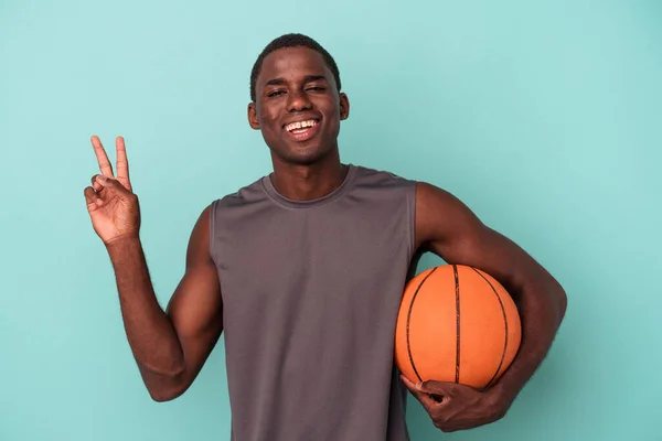 Giovane Uomo Afroamericano Che Gioca Basket Isolato Sfondo Blu Gioioso — Foto Stock