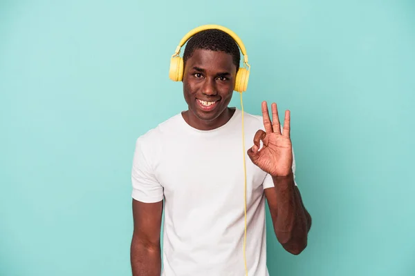 Young African American Man Listening Music Isolated Blue Background Cheerful — ストック写真