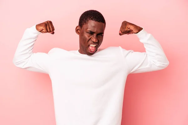 Mladý Africký Američan Izolovaný Růžovém Pozadí Ukazující Sílu Gesto Pažemi — Stock fotografie