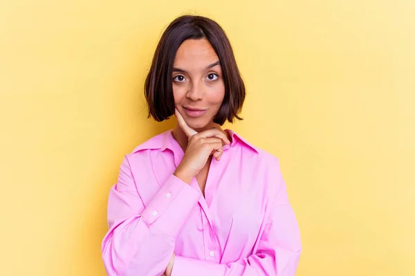 Joven Mujer Mestiza Aislada Sobre Fondo Amarillo Sonriendo Feliz Confiada —  Fotos de Stock