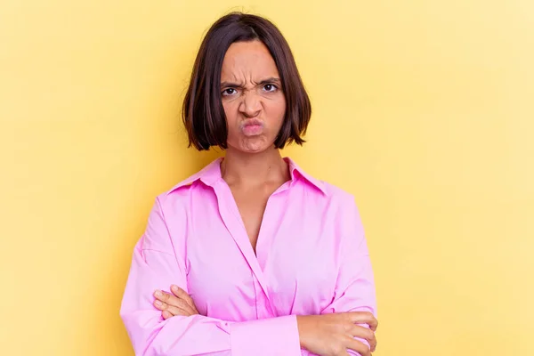 Jonge Gemengde Ras Vrouw Geïsoleerd Gele Achtergrond Fronsen Gezicht Ongenoegen — Stockfoto