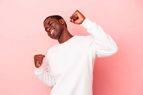 Jovem Afro Americano Isolado Fundo Rosa Comemorando Dia Especial Salta — Fotografia de Stock