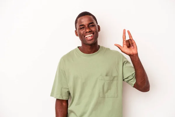 Młody Afrykański Amerykanin Odizolowany Białym Tle Ukazujący Gest Rogów Jako — Zdjęcie stockowe