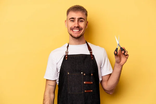Young Caucasian Hairdresser Man Holding Scissors Isolated Yellow Background Happy — Foto Stock