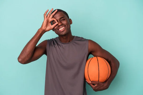 Joven Afroamericano Hombre Jugando Baloncesto Aislado Azul Fondo Excitado Mantener — Foto de Stock