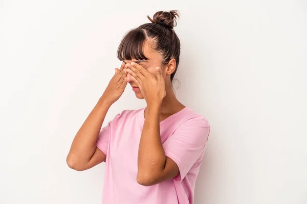 Jovem Mista Mulher Isolada Fundo Branco Com Medo Cobrir Olhos — Fotografia de Stock