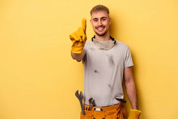 Jovem Eletricista Caucasiano Homem Isolado Fundo Amarelo Mostrando Número Com — Fotografia de Stock