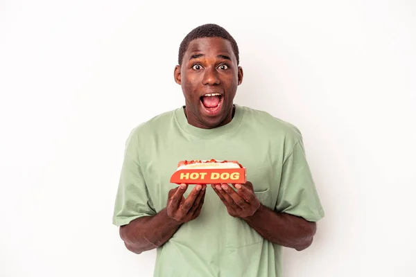 Giovane Uomo Afroamericano Mangiare Hot Dog Isolato Sfondo Bianco — Foto Stock