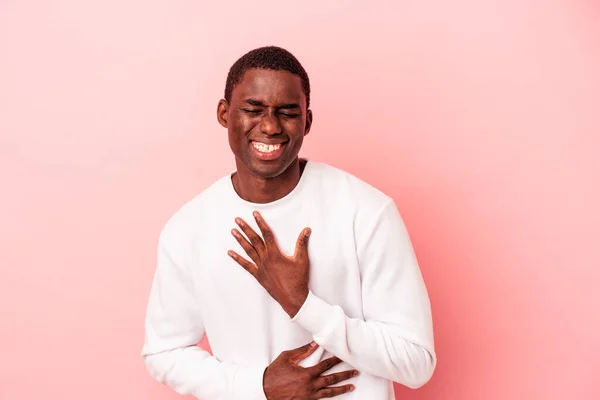Joven Africano Americano Hombre Aislado Rosa Fondo Risas Felizmente Tiene —  Fotos de Stock