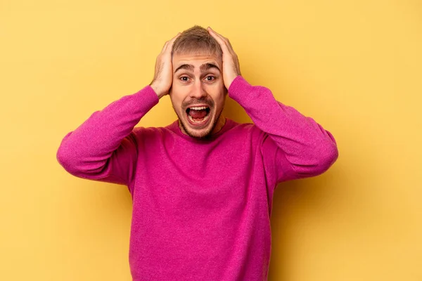 Jovem Caucasiano Isolado Fundo Amarelo Gritando Muito Animado Apaixonado Satisfeito — Fotografia de Stock