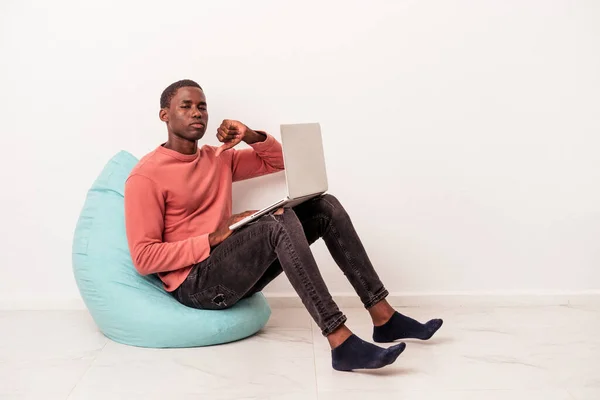 Joven Afroamericano Sentado Una Bocanada Usando Portátil Aislado Sobre Fondo —  Fotos de Stock