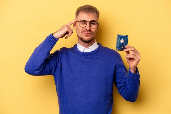 Young Computer Man Isolated Yellow Background — Stock fotografie