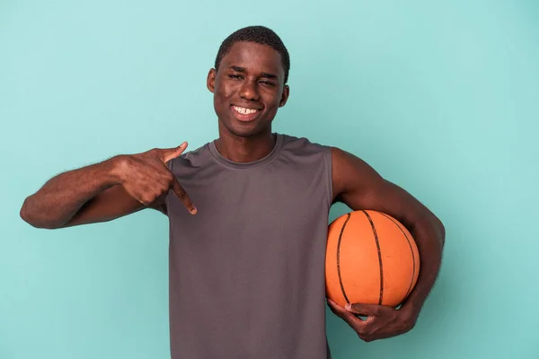 Joven Hombre Afroamericano Jugando Baloncesto Aislado Sobre Fondo Azul Persona — Foto de Stock