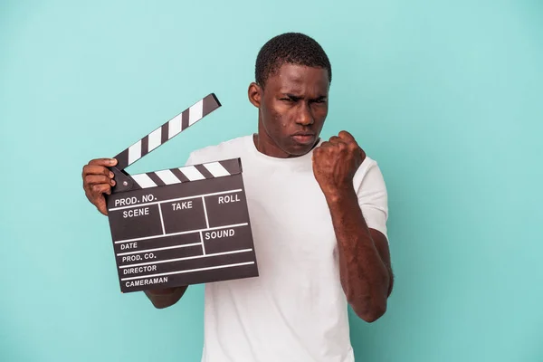 Молодий Афроамериканець Тримає Клавіатуру Ізольовану Синьому Фоні Показуючи Кулак Камери — стокове фото
