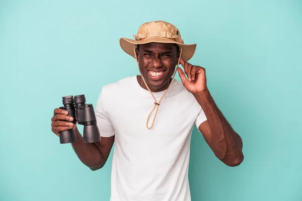Young African American Man Holding Binoculars Isolated Blue Background Covering — ストック写真