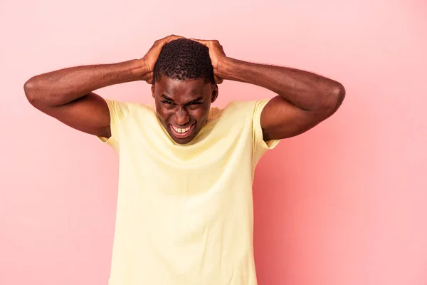 Jonge Afro Amerikaanse Man Geïsoleerd Roze Achtergrond Schreeuwen Zeer Opgewonden — Stockfoto