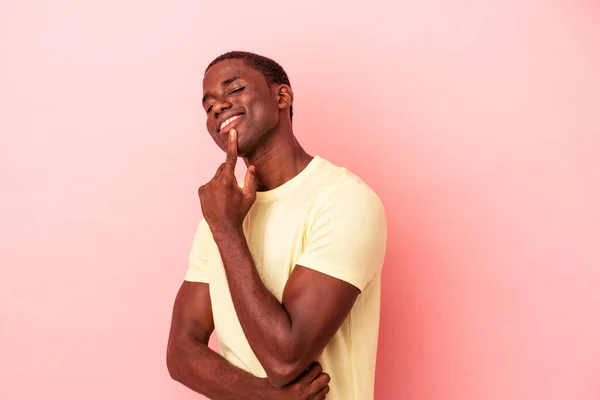 Mladý Africký Američan Izolovaný Růžovém Pozadí Úsměvem Šťastný Sebejistý Dotýkat — Stock fotografie