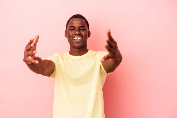 Fiatal Afro Amerikai Férfi Elszigetelt Rózsaszín Háttér Ünnepli Győzelem Vagy — Stock Fotó