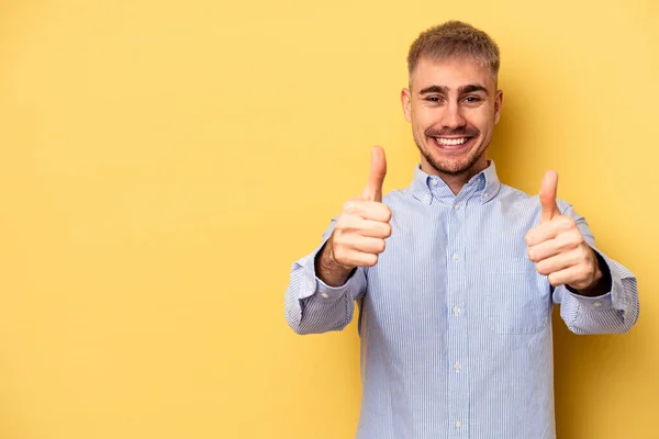 Young Caucasian Man Isolated Yellow Background Smiling Raising Thumb — Stock Photo, Image