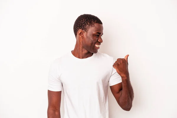 Ung Afrikansk Amerikansk Man Isolerad Vita Bakgrundspunkter Med Tummen Fingret — Stockfoto