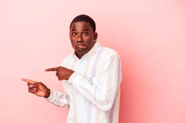 Mladý Africký Američan Izolovaný Růžovém Pozadí Šokované Ukazuje Ukazováčkem Kopírovací — Stock fotografie