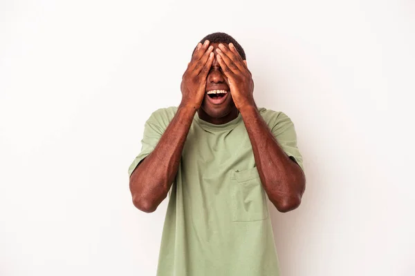 Молодой Африканский Американец Изолированный Белом Фоне Веселится Прикрывая Половину Лица — стоковое фото