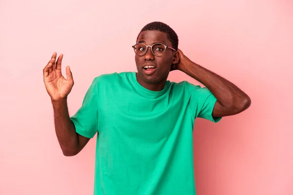 Junger Afrikanisch Amerikanischer Mann Isoliert Auf Rosa Hintergrund Schreit Vor — Stockfoto