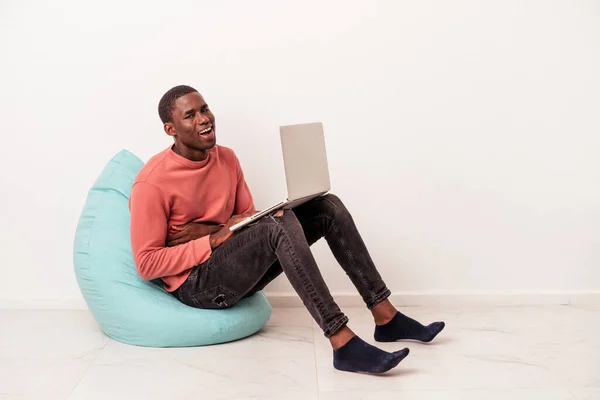 Jovem Afro Americano Sentado Sopro Usando Laptop Isolado Fundo Branco — Fotografia de Stock