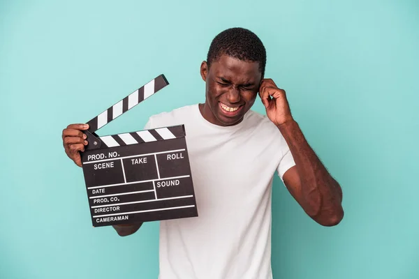 Young African American Man Holding Clapperboard Isolated Blue Background Covering — Stock Photo, Image